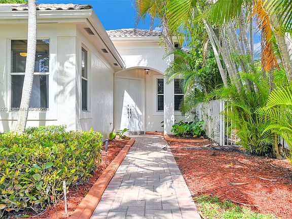 4th image of 2553 Bay Pointe Dr