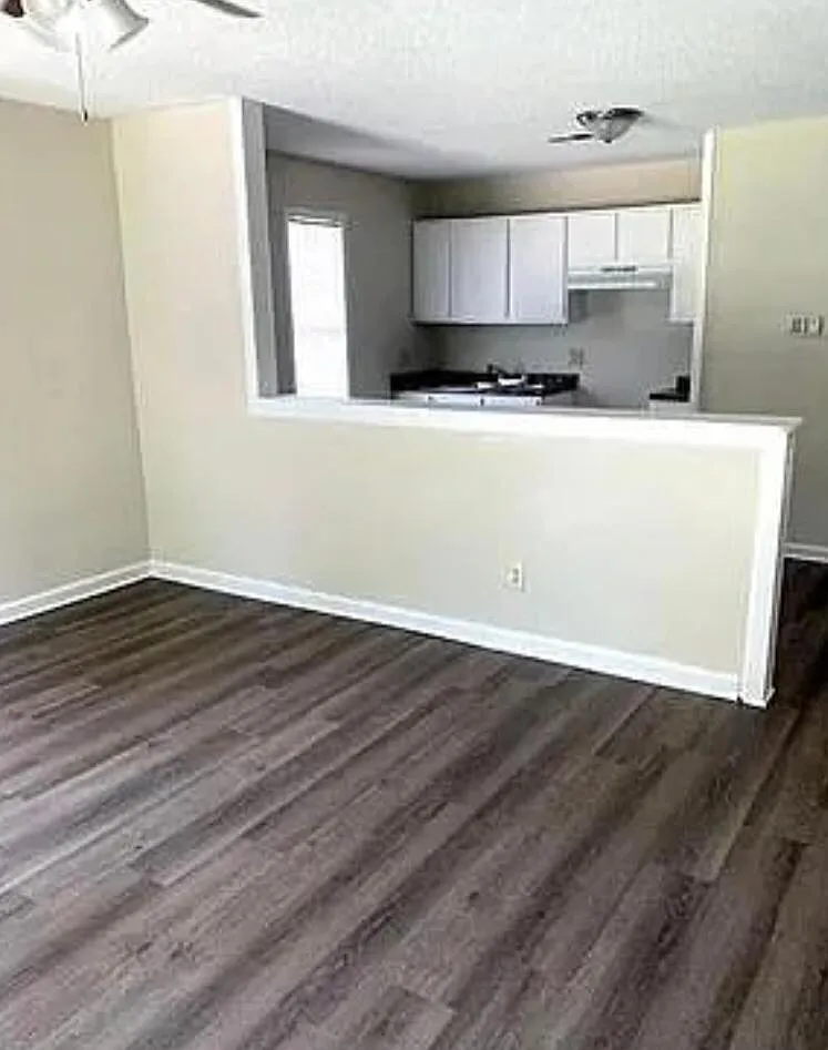 3 bed, 700 sqft, $800 — Photo 4