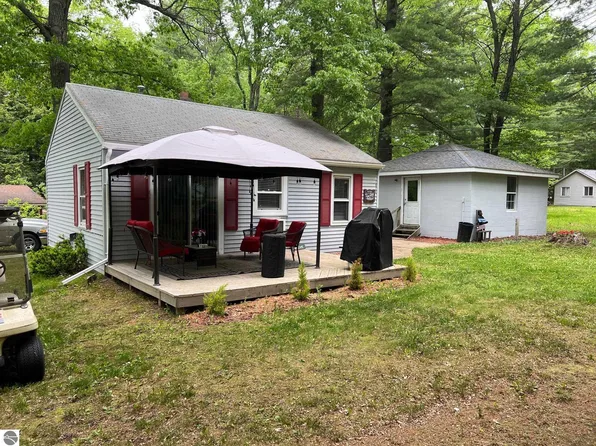 1975 Pine St, Harrison, MI 48625