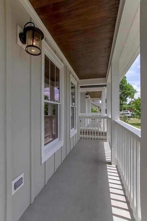 3 bed, 3.0 bath, 1936 sqft, $3,995 — Photo 2