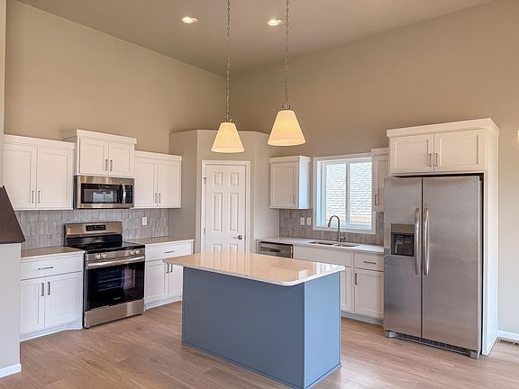 3rd image of 412 Lionheart Dr
