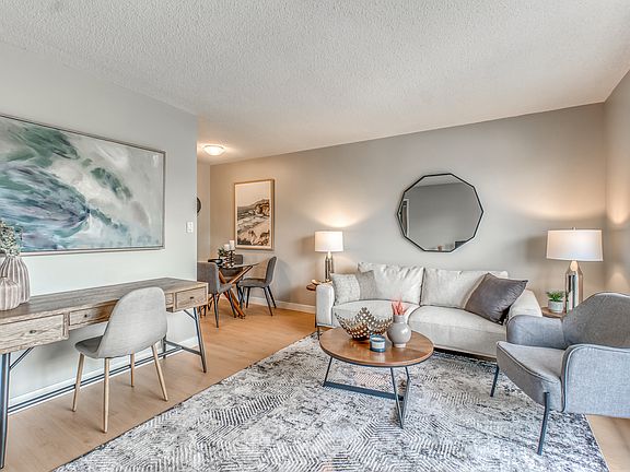 3rd image of 742 Kingsmere Cres SW #1559090