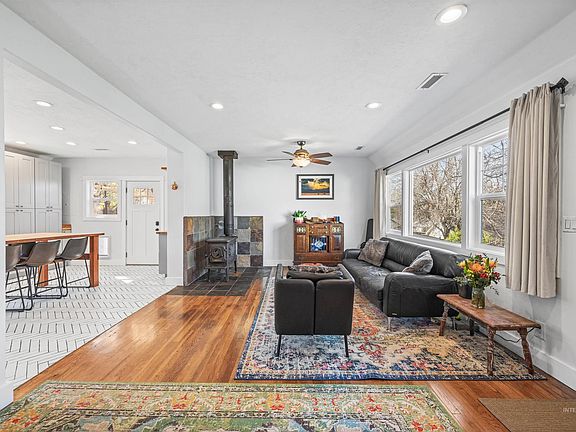4th image of 409 W Ada St