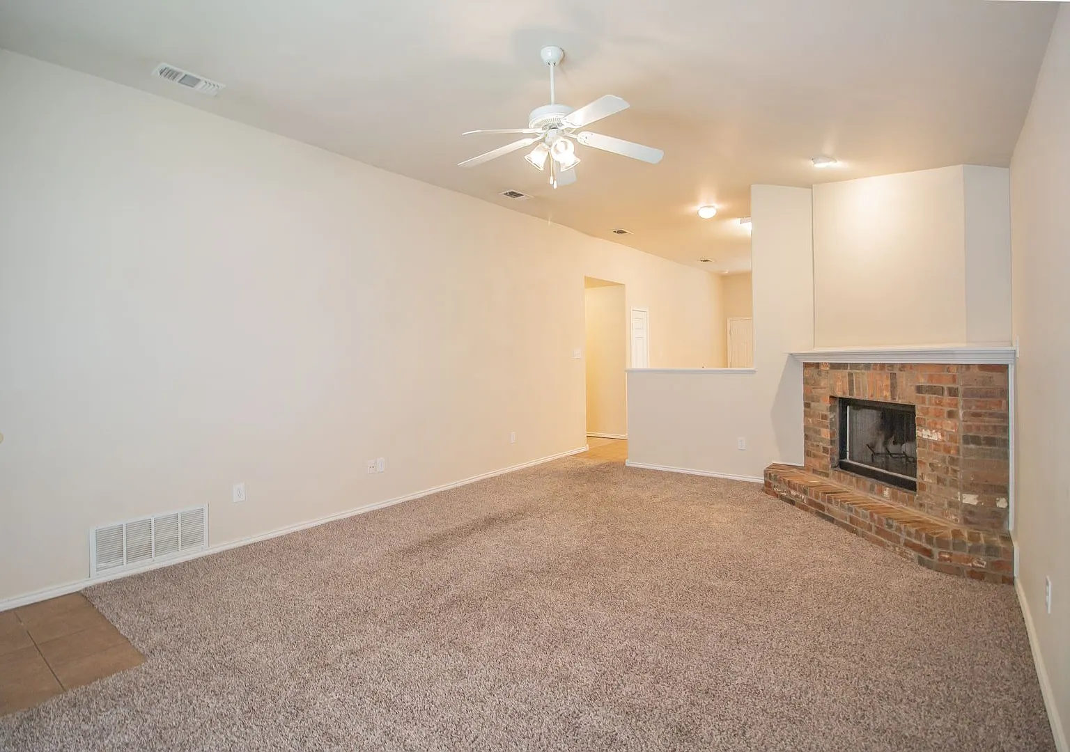 Great 3 bedroom 2 bathroom home in Frenship ISD! — Photo 3