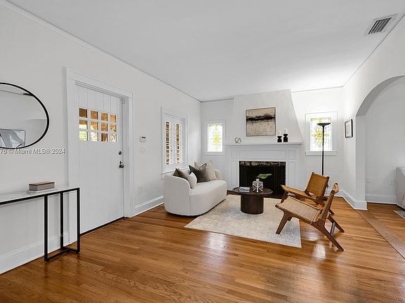 4th image of 1028 Valencia Ave