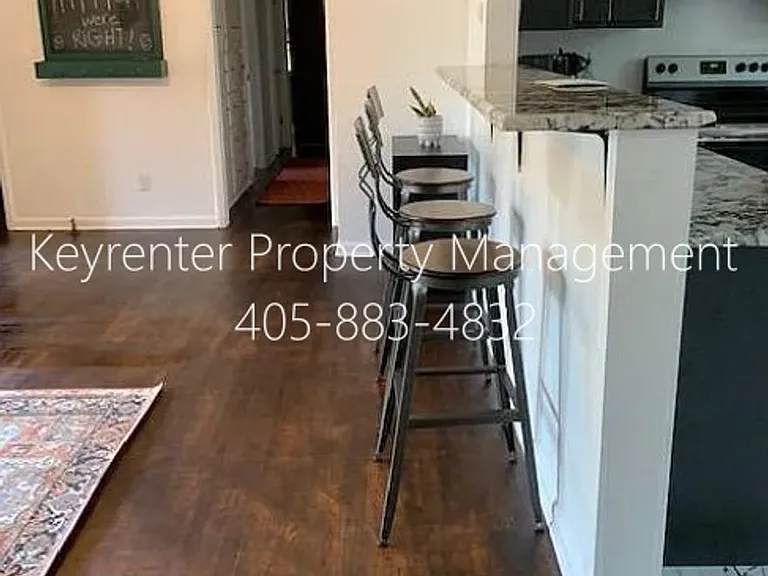 1524 Rowena Ln — Photo 3