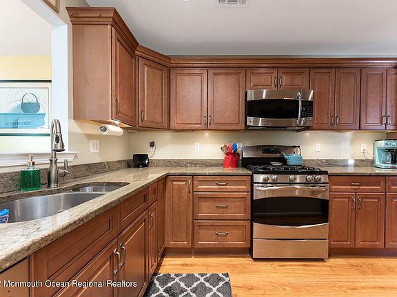 3rd image of 33 Cherrywood Cir
