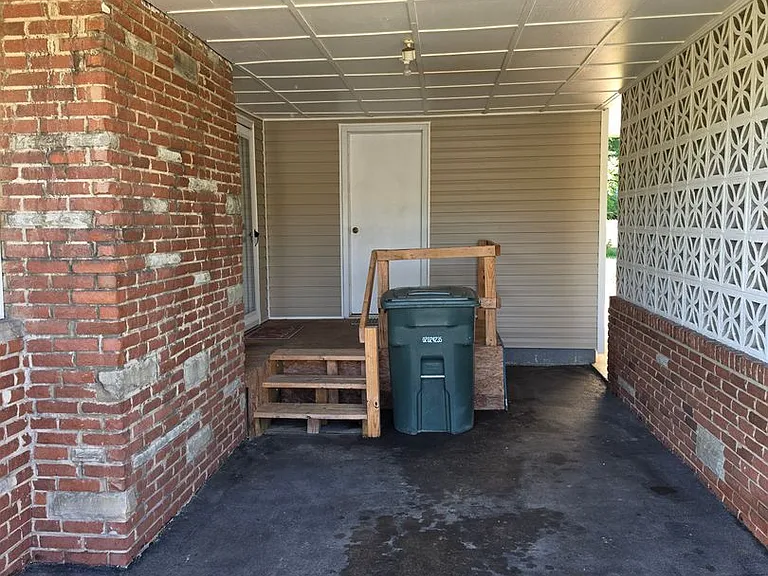 916 Elliott St — Photo 4