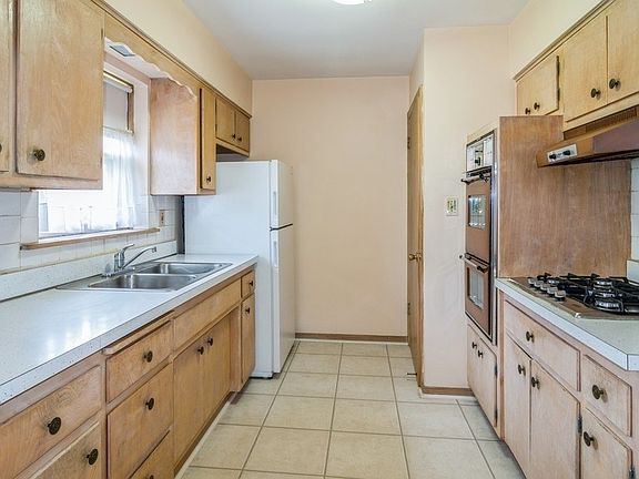 2nd image of 614 E 31st St
