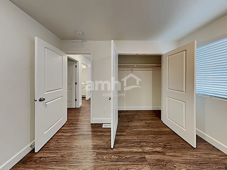 981 N Barkvine Ave — Photo 14