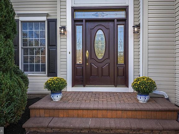 3rd image of 6 Dorchester Ln