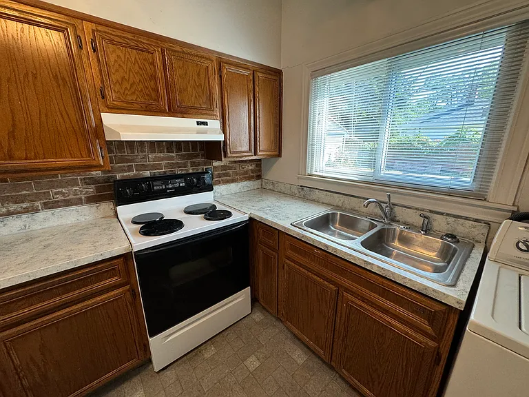 1202 E Maxlow Ave — Photo 12