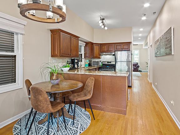 3rd image of 1336 W Melrose St #1