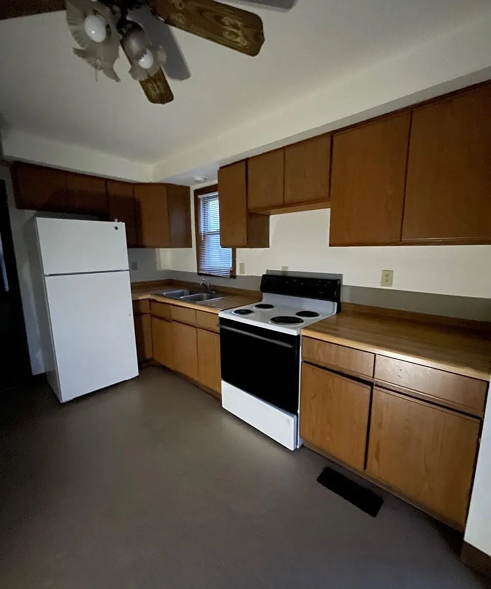 3 bed, $995 — Photo 1