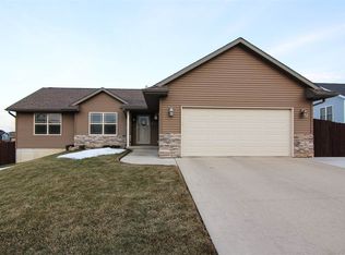 122 Hampton Cir, Williamsburg, IA 52361