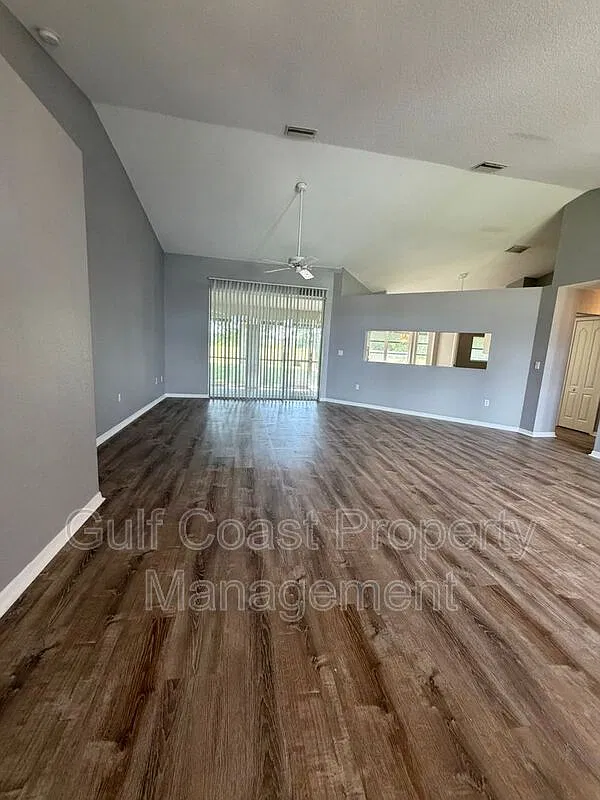 3 bed, 2.0 bath, 1739 sqft, $2,100 — Photo 3