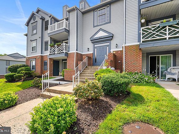2nd image of 207 Oak Leaf Cir APT J