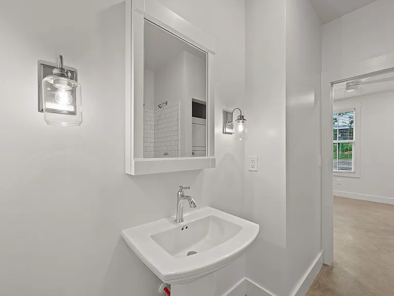 709 Jefferson St — Photo 16