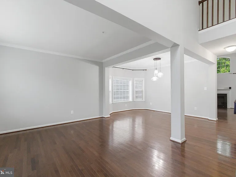 7585 Holly Ridge Dr — Photo 3