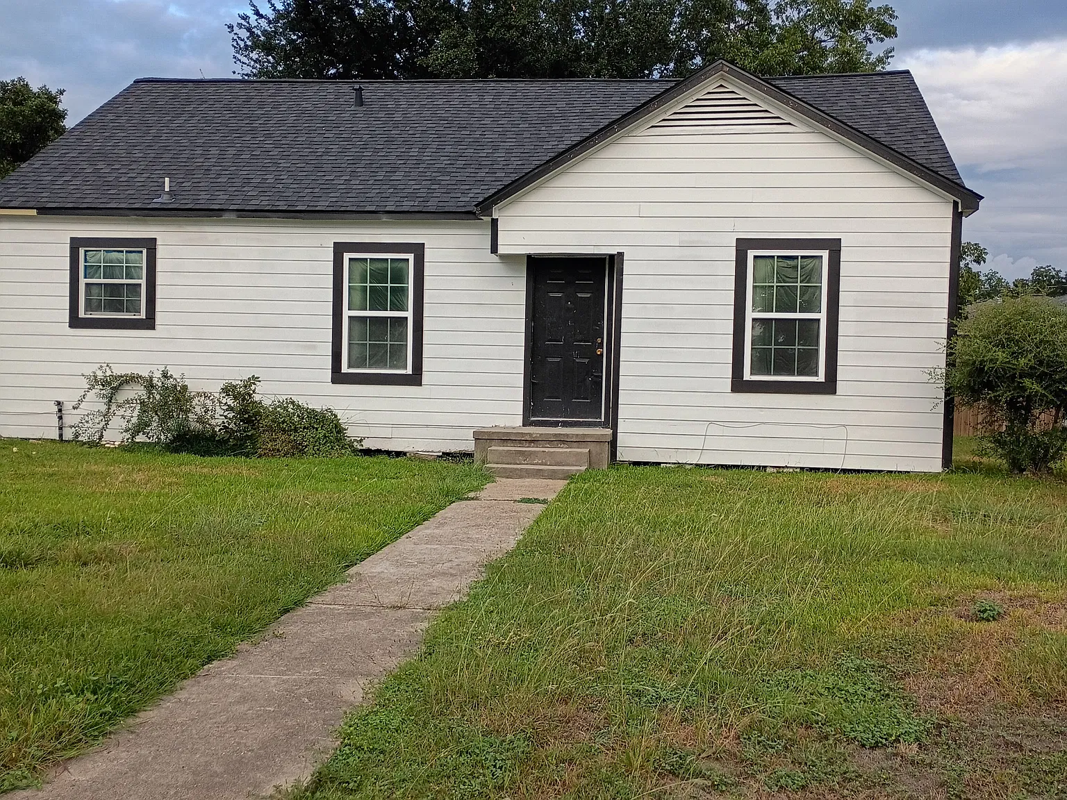 3 bed, 1.5 bath, 1600 sqft, $2,000 — Photo 1