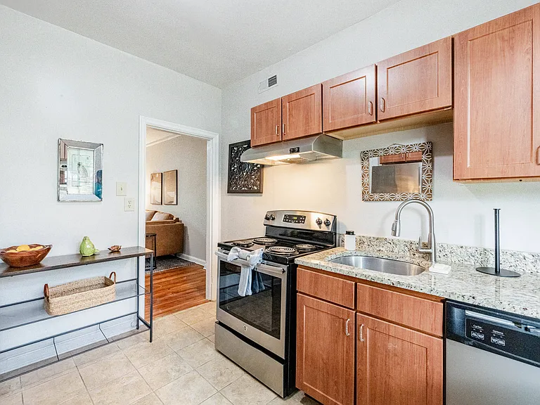 Cameron Court Apartments — Photo 108