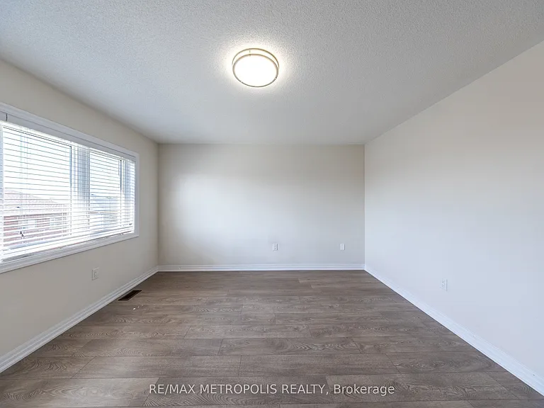 39 Northrop Ave — Photo 15