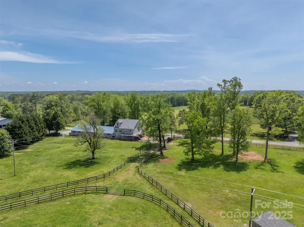 855 Phillips Rd, Columbus, NC 28722