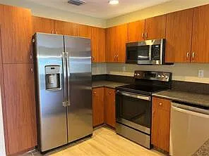 3 bed, 3.0 bath, 1270 sqft, $2,900 — Photo 4