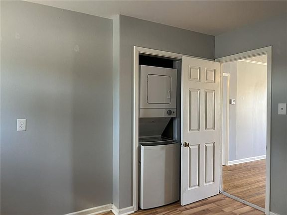 3rd image of 1020 Brockenbraugh Ct APT D