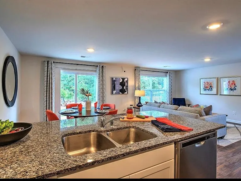 101 Oakmont Valley Trl — Photo 2