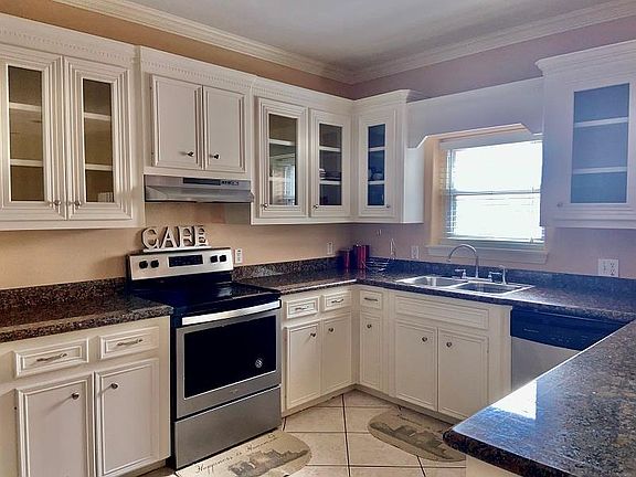 3rd image of 103 W Dolphin St #B1