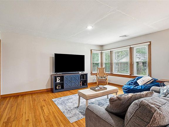 4th image of 1000 W Charles St