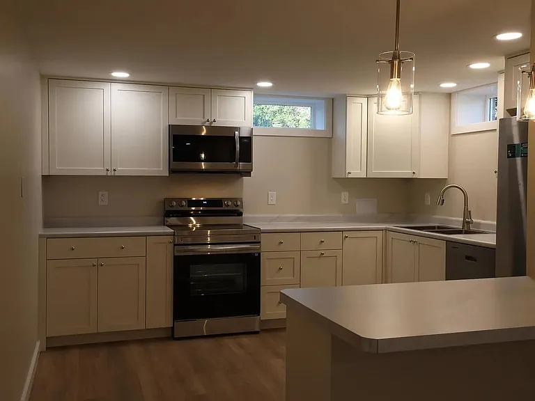 1534 N Woodburn Ave — Photo 2