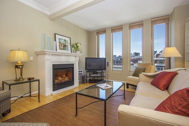 1st image of 88 King St Unit 817