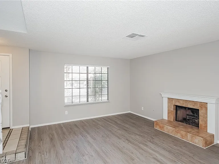 378 Tierra St — Photo 2