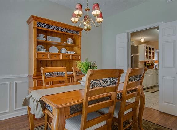 3rd image of 521 Lake Forest Dr