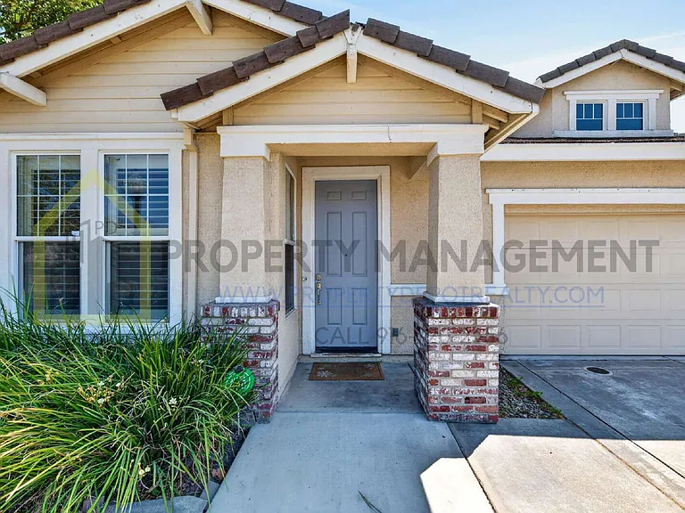 1570 Charm Way — Photo 4