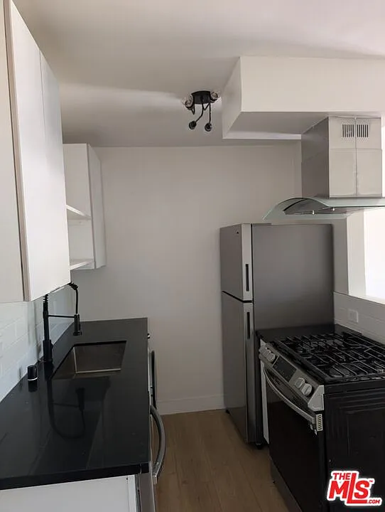 1 bed, 1.0 bath, 5852 sqft, $2,650 — Photo 2