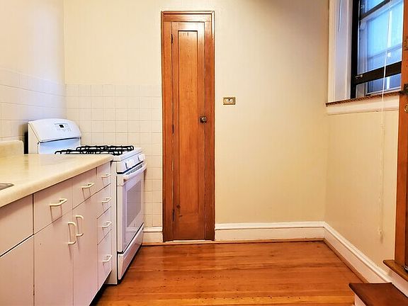 4th image of 4927 N Rockwell St #B