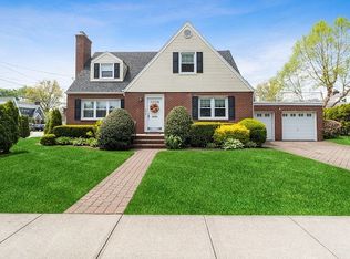 26 Middleton Rd, Garden City, NY 11530