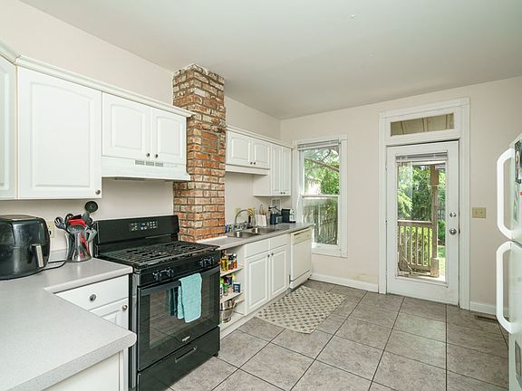 4th image of 978 N 4th St
