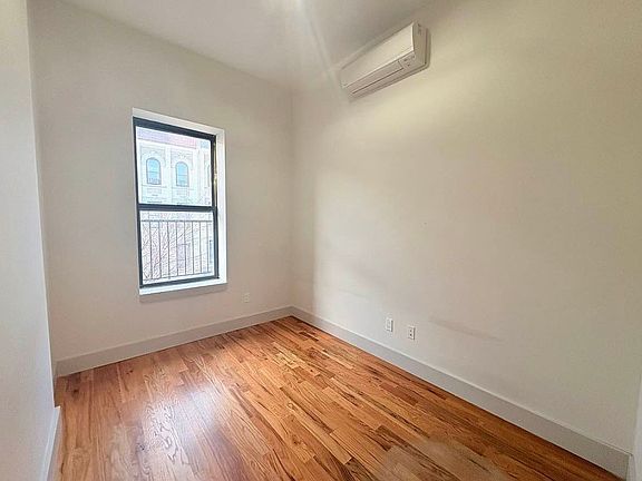 3rd image of 1300 Halsey St #3B