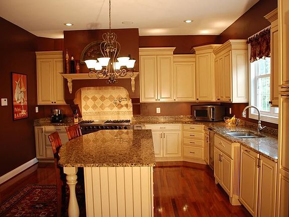Kitchen w/Viking Appliances
