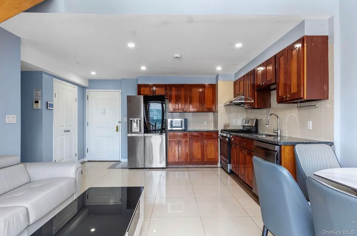 3 bed, 1100 sqft, $4,500 — Photo 2