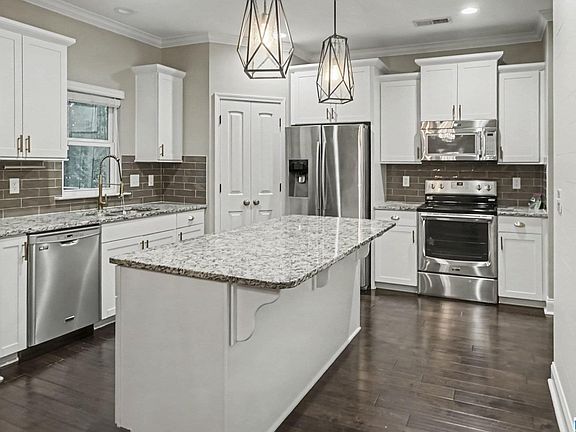 4th image of 833 Madison Ln
