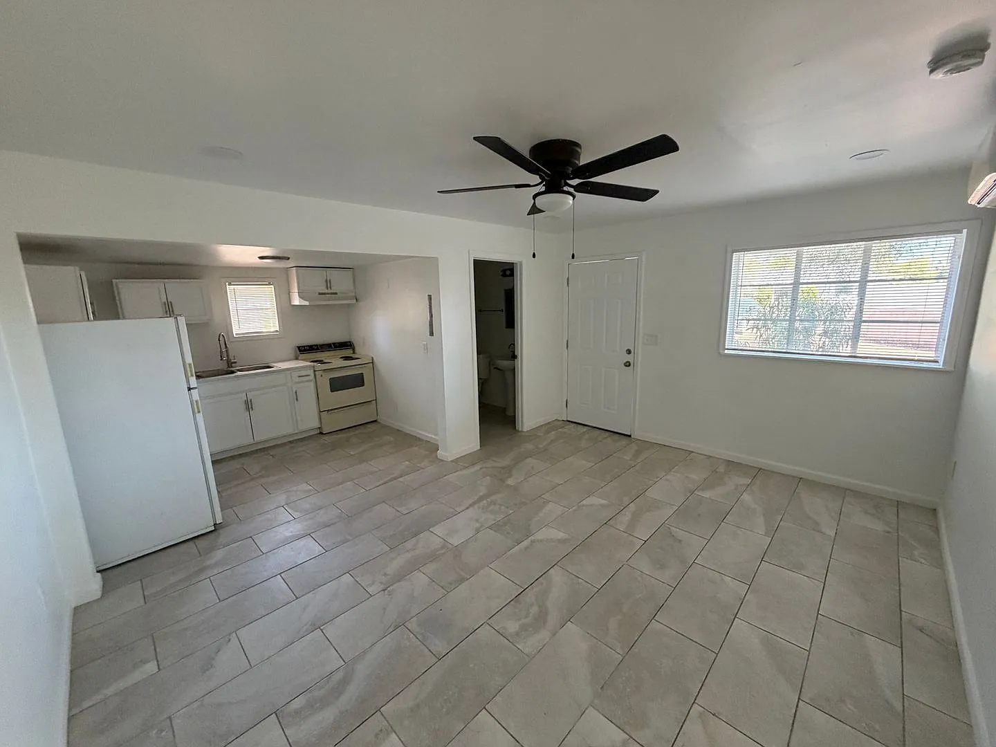 1907 E Sheridan St — Photo 2