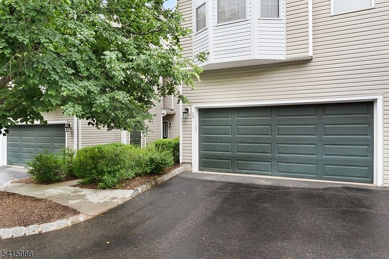 1st image of 29 Heatherwood Lane