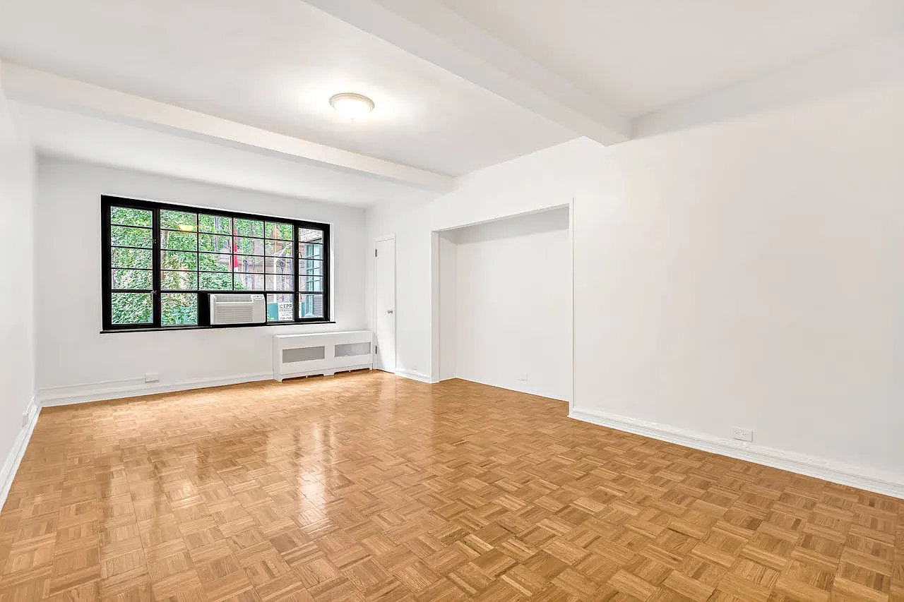 307 East 44th Street — Photo 1