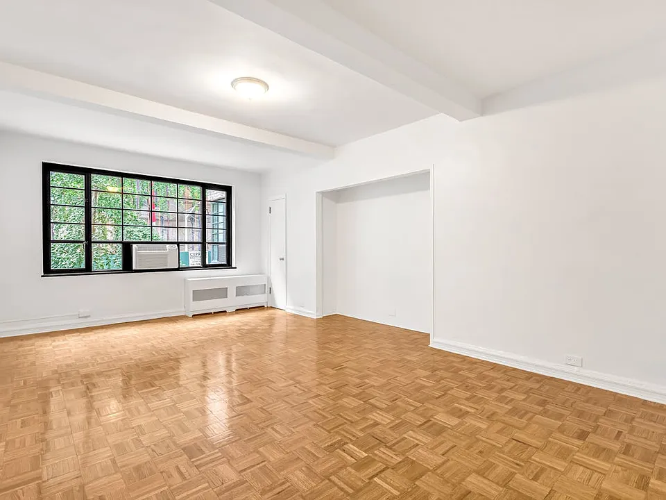 307 E 44th St #304