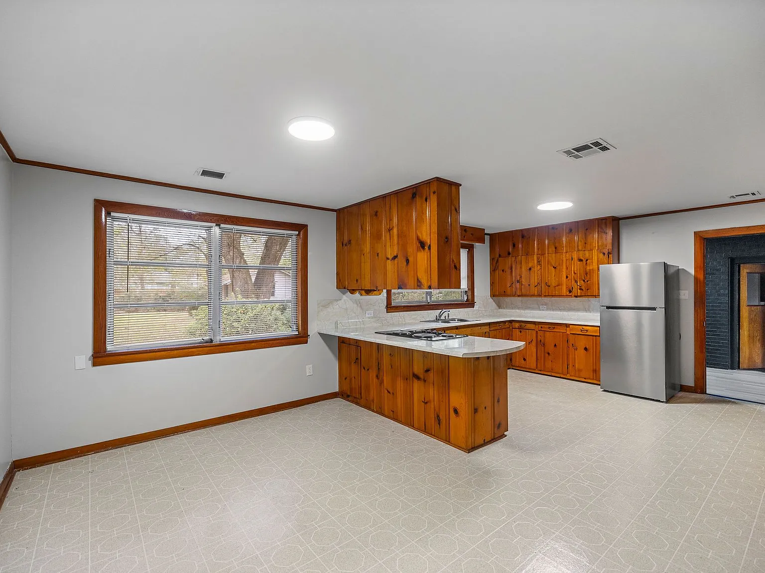 3 bed, 1.5 bath, 1875 sqft, $1,875 — Photo 2